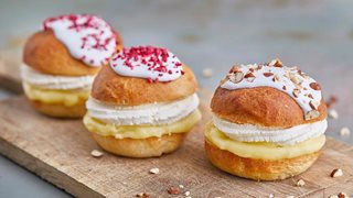 Fastelavnsboller med fløde og vaniljecreme