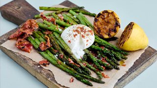 Grillede asparges med burrata