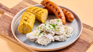 Grillpølser med majskolber og kartoffelsalat