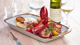Hel råstegt hummer med estragonmayonnaise, fritter og stegt spidskål