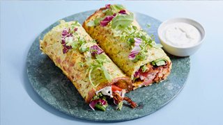 Hytteostwrap med kebab og spidskål