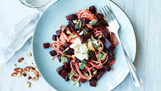 Spaghetti med rødbeder og mozzarella