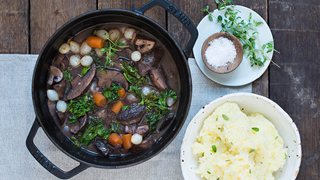 Vegetarisk gryderet med svampe og perleløg