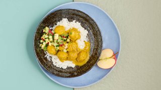 Kyllingekødboller i karry med ris og æblesalat