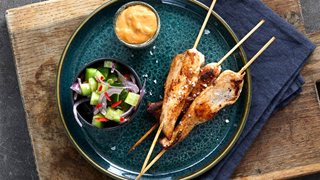 Kyllingespyd med peanutdip og spicy agurkesalat