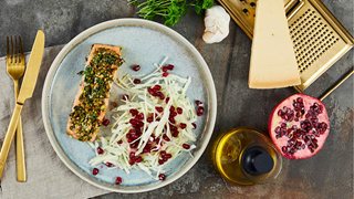 Laks med pistacie-urte crust og simpel kålsalat