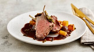 Lammekrone med nøddecrunch, pommes fondant og rødvinsglace