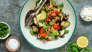Lun salat med speltkerner, grøntsager og feta