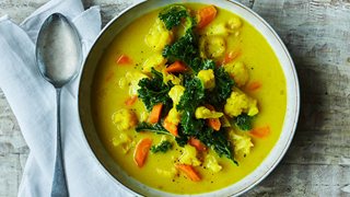 Karry-kokos suppe med grønkål, blomkål og gulerod