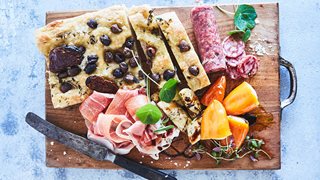 Focaccia med oliven og soltørrede tomater