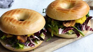 Frokost-bagels med cremet hummus og sprød salat