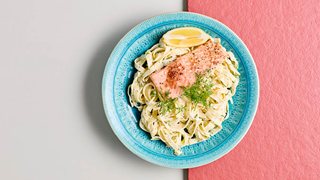 Ovnbagt laks med frisk pasta i citronsauce