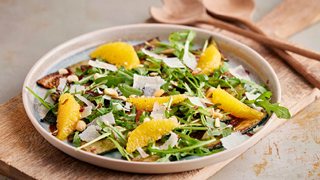 Salat med stegt squash på bål