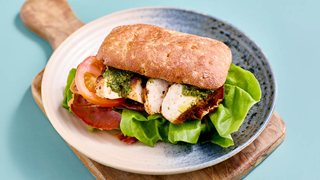 Sandwich med kylling, skinke, pesto og grønt