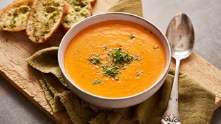 Cremet tomatsuppe med friske tomater, bagte grøntsager og hvidløgsbrød
