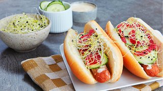 Vegansk hotdog med chilimayo, agurker og løgspirer