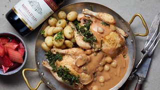 Grydestegt kylling eller poussiner med rabarberkompot og kartofler