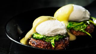 Æg benedict på chilihakkebøf