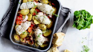 Bagte rødspætteruller med pikantost og grønt
