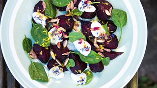 Bagte rødbeder med mandler og skyr