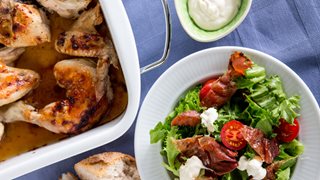 Chilikylling og salat med bluecheese-dressing