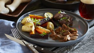 Dyremedaljoner med rodfrugter og svampesauce