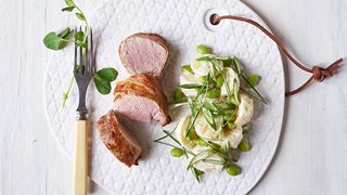 Grillet mørbrad af gris i baconsvøb og kartoffel-bønne-salat