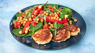 Hot spinatsalat med fiskefrikadeller