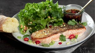 Skindstegt laks med thaiinspireret marinade