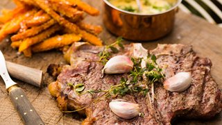Grillede steaks med søde pommes og bearnaise