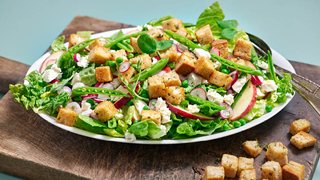 Romainesalat med feta og croutoner