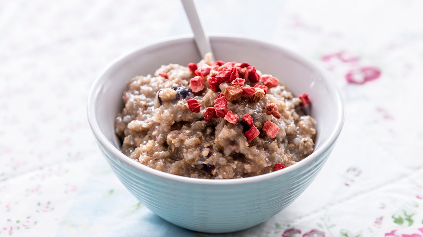 Grød med bærtopping - opskrift - nemlig.com