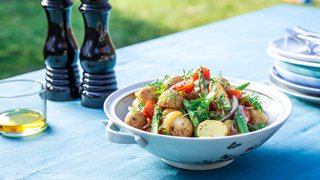 Kartoffelsalat med asparges og tomat