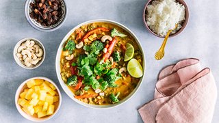 Karry-kokosgryde med paneer og frisk grønt