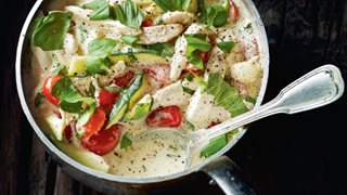 Kyllingefrikassé med zucchini, tomat og basilikum