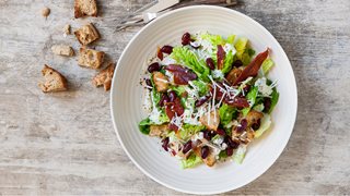 Cæsarsalat med kidneybønner, parmaskinke, croutoner og parmesanyoghurt