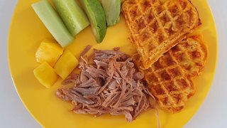 Pulled pork med sødkartoffelvafler og mangosalat - fra 7 måneder
