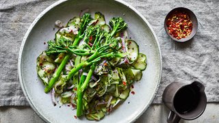 Asiatisk agurkesalat med broccoli