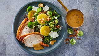 Flæskesteg med frisk kålsalat og brun sauce