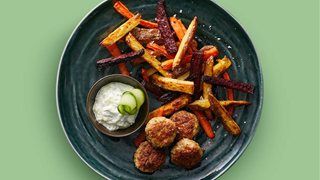 Græsk-inspirerede frikadeller med sprøde rodfrugtfritter og tzatziki