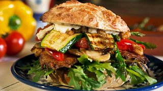 Hash brown burger med grillede grøntsager