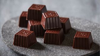 Hjemmelavede fyldte chokolader med hindbærtrøffel