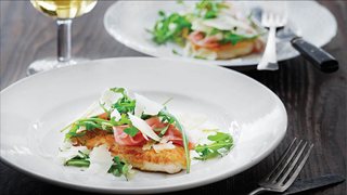 Kalkunschnitzler med parmaskinke og rucola