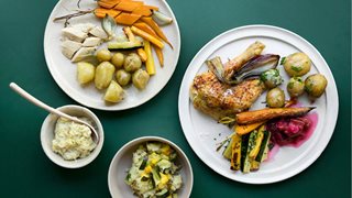 Kylling med hyldeblomstmarinerede grøntsager og rabarberchutney