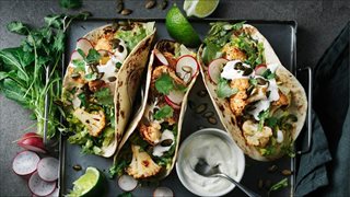 Lune soft tortillas med stegt, krydret blomkål