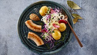 Medister med kartofler og rødkålssalat