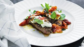 Okse med stegte tomater og mozzarella
