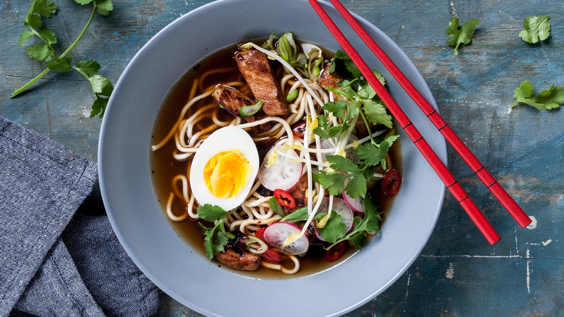 Ramen suppe med nudler og gris Se opskriften her!