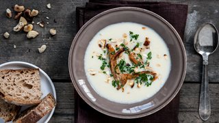 Rodsuppe med ingefærstegt kotelet, ristede nødder og persille