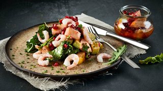 Rejer i rå æblesalat med avocado og granatæble